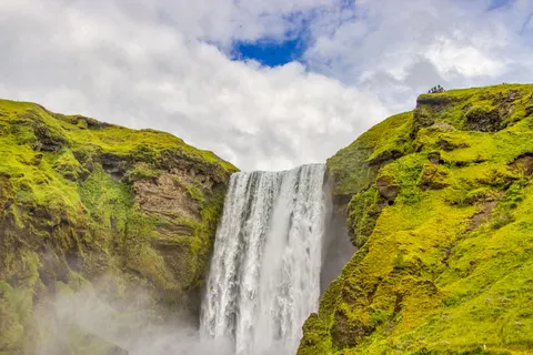 Sfondo Cascata sulla Scogliera 4K · waterfall · 3840×2560