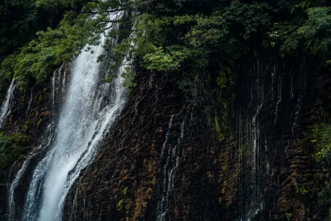 Sfondo Cascata sulla Scogliera 4K · waterfall · 3840×2560