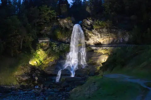 Sfondo Cascata sulla Scogliera 4K · waterfall · 3840×2560