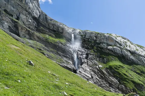 Sfondo Cascata sulla Scogliera 4K · waterfall · 3840×2558