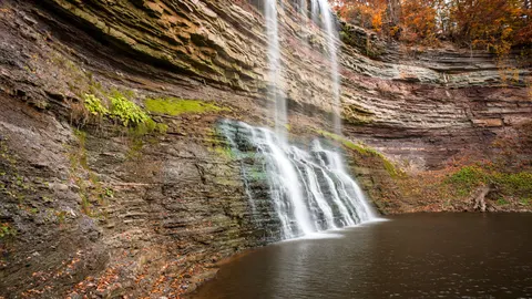 절벽 폭포 4K 배경화면 · waterfall · 3840×2160