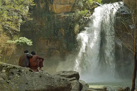 절벽 폭포 4K 배경화면 · waterfall · 3840×2560