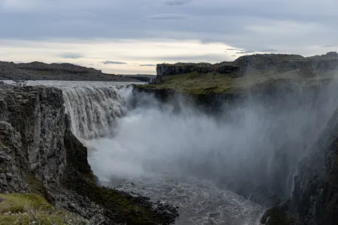 Sfondo Cascata sulla Scogliera 4K · waterfall · 3840×2560