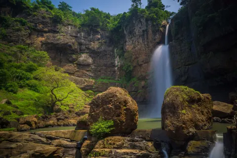 Cliff Waterfall 4K Wallpaper · waterfall · 3840×2560
