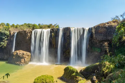 Sfondo Cascata sulla Scogliera 4K · waterfall · 3840×2560