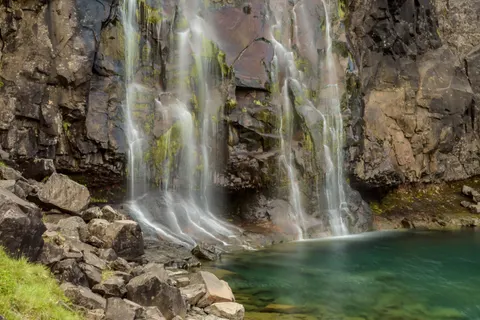 Sfondo Cascata sulla Scogliera 4K · waterfall · 3840×2560