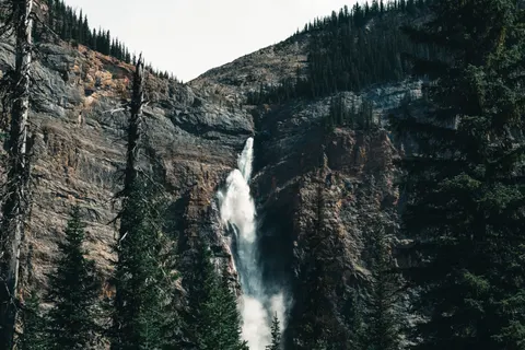 Sfondo Cascata sulla Scogliera 4K · waterfall · 3840×2560