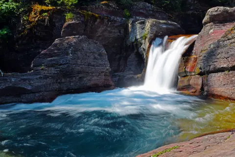 Sfondo Cascata sulla Scogliera 4K · waterfall · 3840×2560
