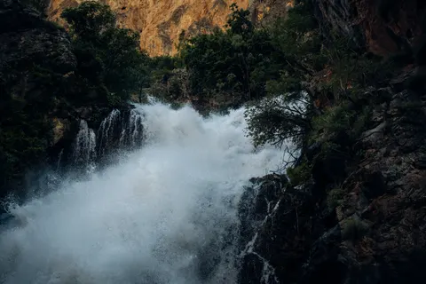 Sfondo Cascata sulla Scogliera 4K · waterfall · 3840×2560