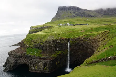 Tapeta Wodospad na Klifie 4K · waterfall · 3840×2560