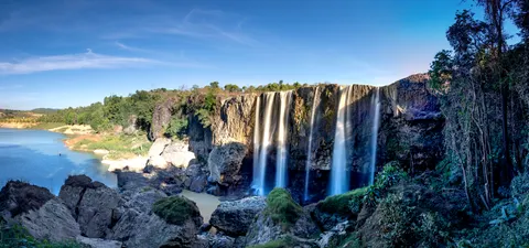 Sfondo Cascata sulla Scogliera 4K · waterfall · 3840×1800