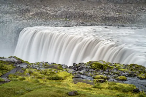 चट्टान झरना 4K वॉलपेपर · waterfall · 3840×2560