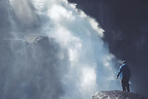 Sfondo Cascata sulla Scogliera 4K · waterfall · 3840×2560