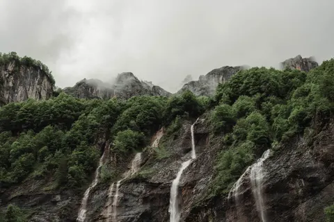Sfondo Cascata sulla Scogliera 4K · waterfall · 3840×2560
