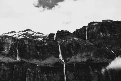 Sfondo Cascata sulla Scogliera 4K · waterfall · 3840×2560