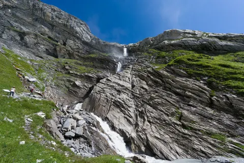 Sfondo Cascata sulla Scogliera 4K · waterfall · 3840×2558