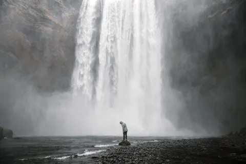 Waterval bij de Klif 4K-achtergrond · waterfall · 3840×2561