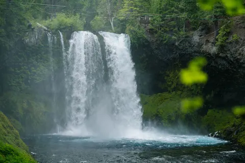 森の滝 4K壁紙 · waterfall · 3840×2560