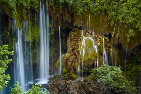 Papel de parede Cachoeira na Floresta 4K · waterfall · 3840×2560