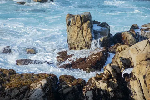 Kayalık Kıyı 4K Duvar Kağıdı · ocean · 3840×2560