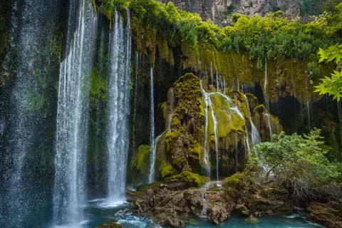 Forest Waterfall 4K Wallpaper · waterfall · 3840×2560
