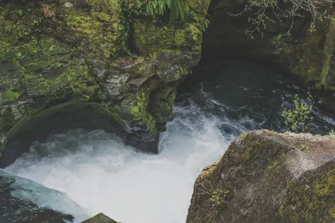 Tapeta Wodospad w Lesie 4K · waterfall · 3840×2560