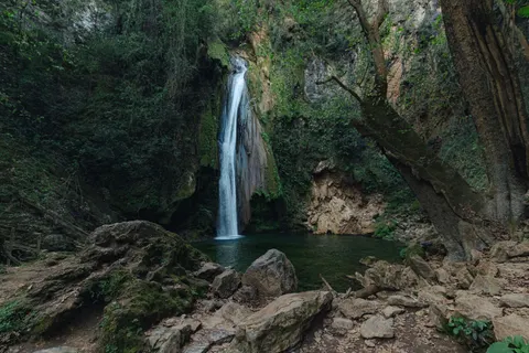 والپیپر آبشار جنگلی با کیفیت 4K · waterfall · 3840×2560