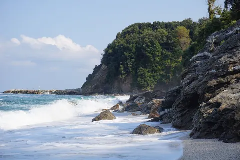 चट्टानी किनारा 4K वॉलपेपर · ocean · 3840×2560
