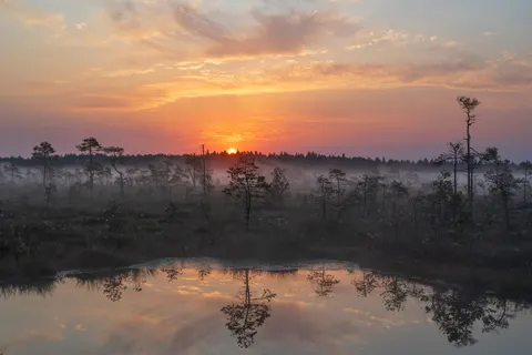 薄雾山湖 4K壁纸 · nature · 3840×2560