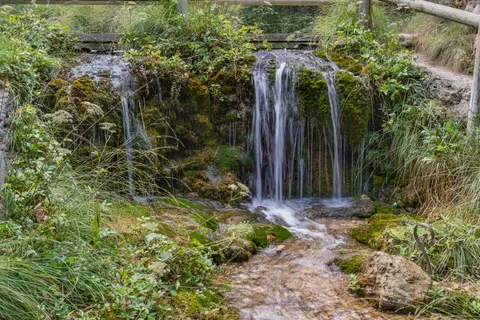 والپیپر آبشار جنگلی با کیفیت 4K · waterfall · 3840×2560