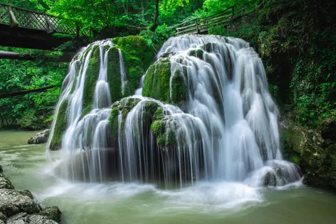 Waldwasserfall 4K Hintergrundbild · waterfall · 3840×2560