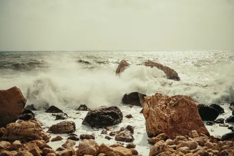 चट्टानी किनारा 4K वॉलपेपर · ocean · 3840×2560