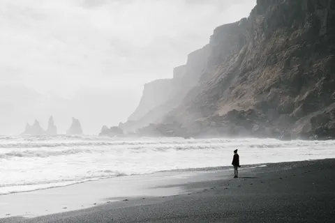 Zwart Zandstrand 4K-achtergrond · travel · 3840×2561