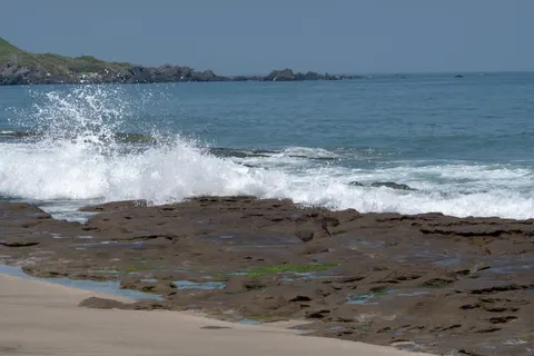 चट्टानी किनारा 4K वॉलपेपर · ocean · 3840×2560