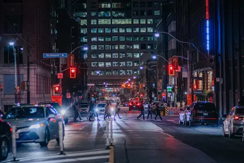 Auto bij Nacht 4K-achtergrond · cars · 3840×2560