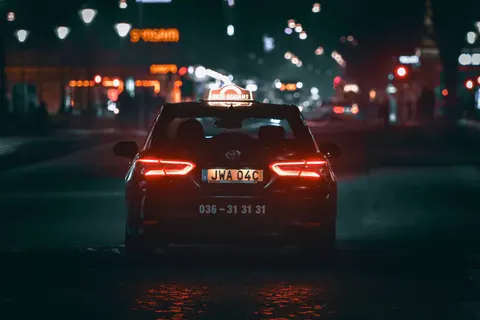 والپیپر خودرو در شب با کیفیت 4K · cars · 3840×2560
