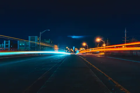 Auto bei Nacht 4K Hintergrundbild · cars · 3840×2560