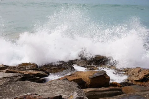 Kayalık Kıyı 4K Duvar Kağıdı · ocean · 3840×2560