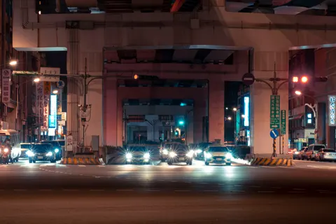 夜色中的汽车 4K壁纸 · cars · 3840×2562