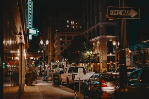 Hình nền Ô Tô Ban Đêm 4K · cars · 3840×2555