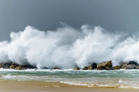 चट्टानी किनारा 4K वॉलपेपर · ocean · 3840×2563