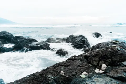 Rocky Shore 4K Wallpaper · ocean · 3840×2560