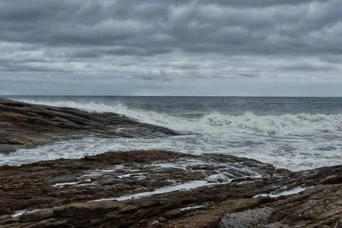 चट्टानी किनारा 4K वॉलपेपर · ocean · 3840×2560