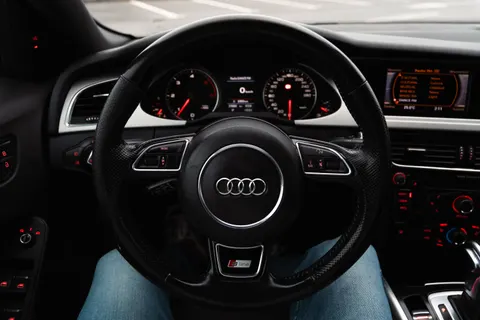 Araba İç Mekanı 4K Duvar Kağıdı · cars · 3840×2560