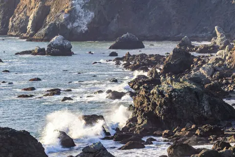 चट्टानी किनारा 4K वॉलपेपर · ocean · 3840×2560