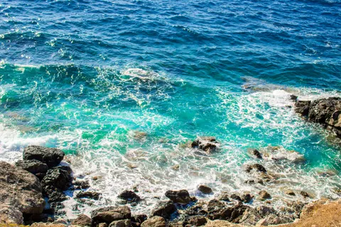 चट्टानी किनारा 4K वॉलपेपर · ocean · 3840×2560