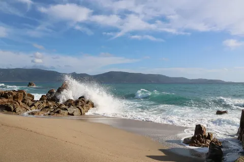 चट्टानी किनारा 4K वॉलपेपर · ocean · 3840×2560
