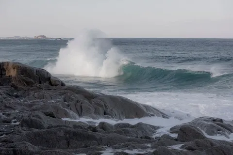 चट्टानी किनारा 4K वॉलपेपर · ocean · 3840×2560