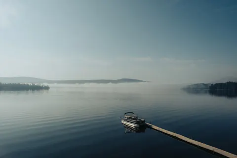 Fond d'écran Lac de montagne brumeux 4K · nature · 3840×2560