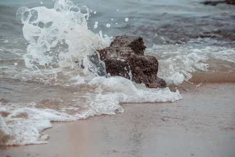 Kayalık Kıyı 4K Duvar Kağıdı · ocean · 3840×2560
